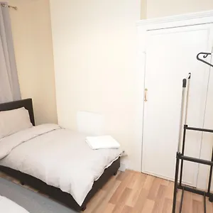  Сasa de vacaciones Cheerful 4 Bedroom House In Greater